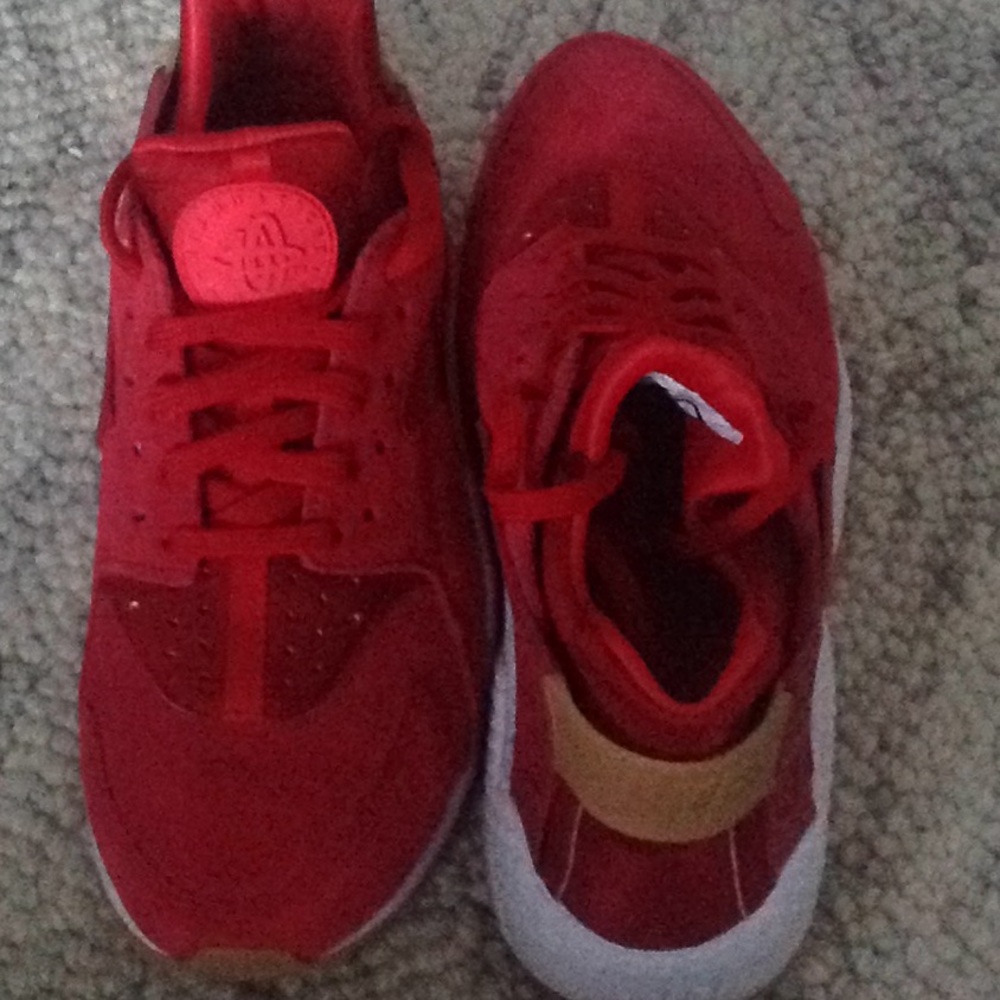 Nike tennis shoes. size 8